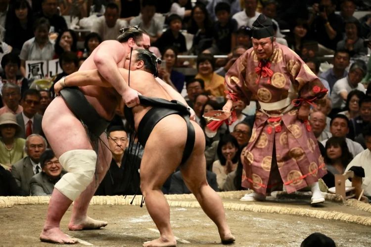 相扑力士的兜裆布里穿内裤吗？
