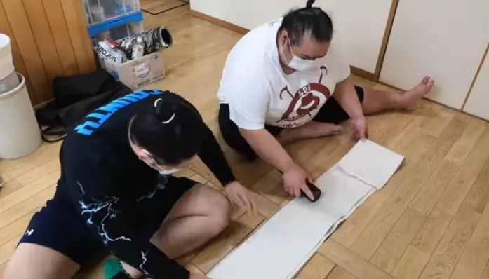 相扑力士的兜裆布里穿内裤吗？