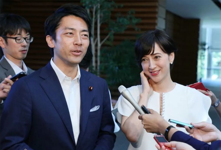 日本前首相儿媳带孩子，网友怎么吵起来了？