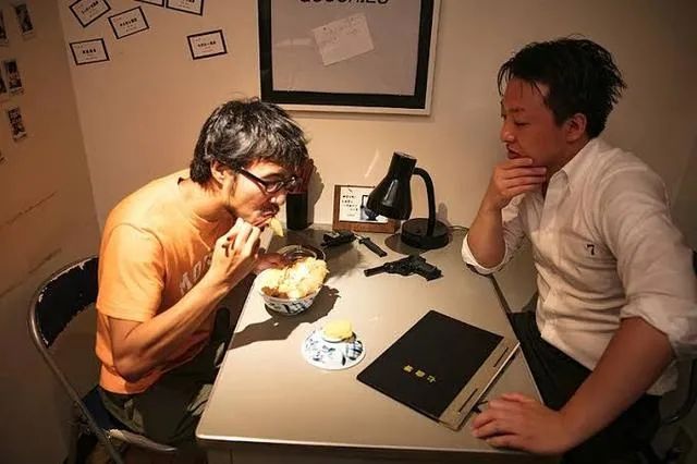日本刑警为什么总要请嫌犯吃猪排饭？