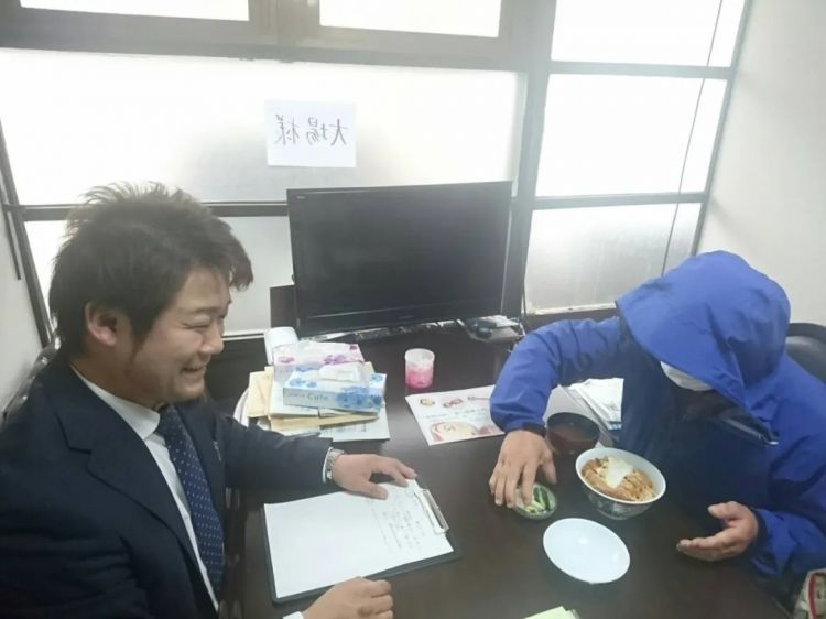 日本刑警为什么总要请嫌犯吃猪排饭？