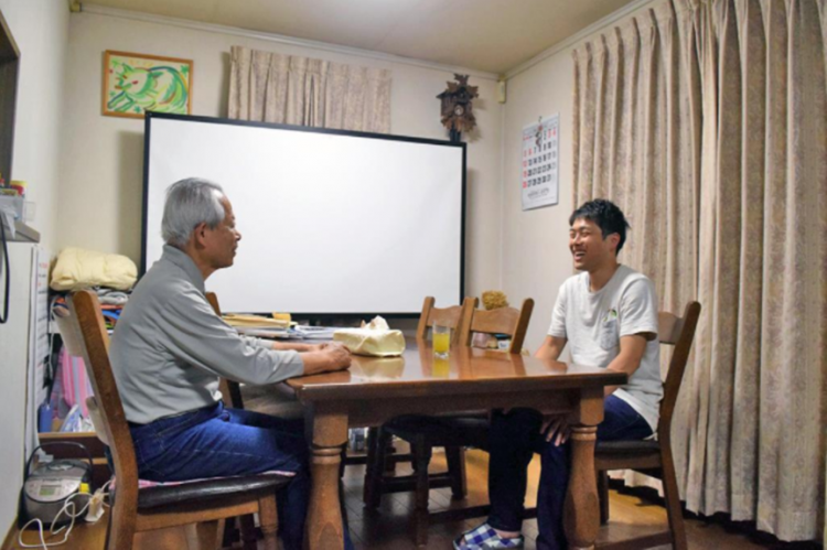日本的“跨代同居”：老人和年轻人合租，提供廉价住房，还包做家务