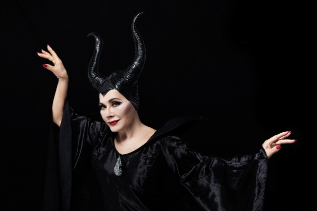 张哲瀚合影的日本老妇，从陪酒女做到总统夫人，黑历史说都说不完…