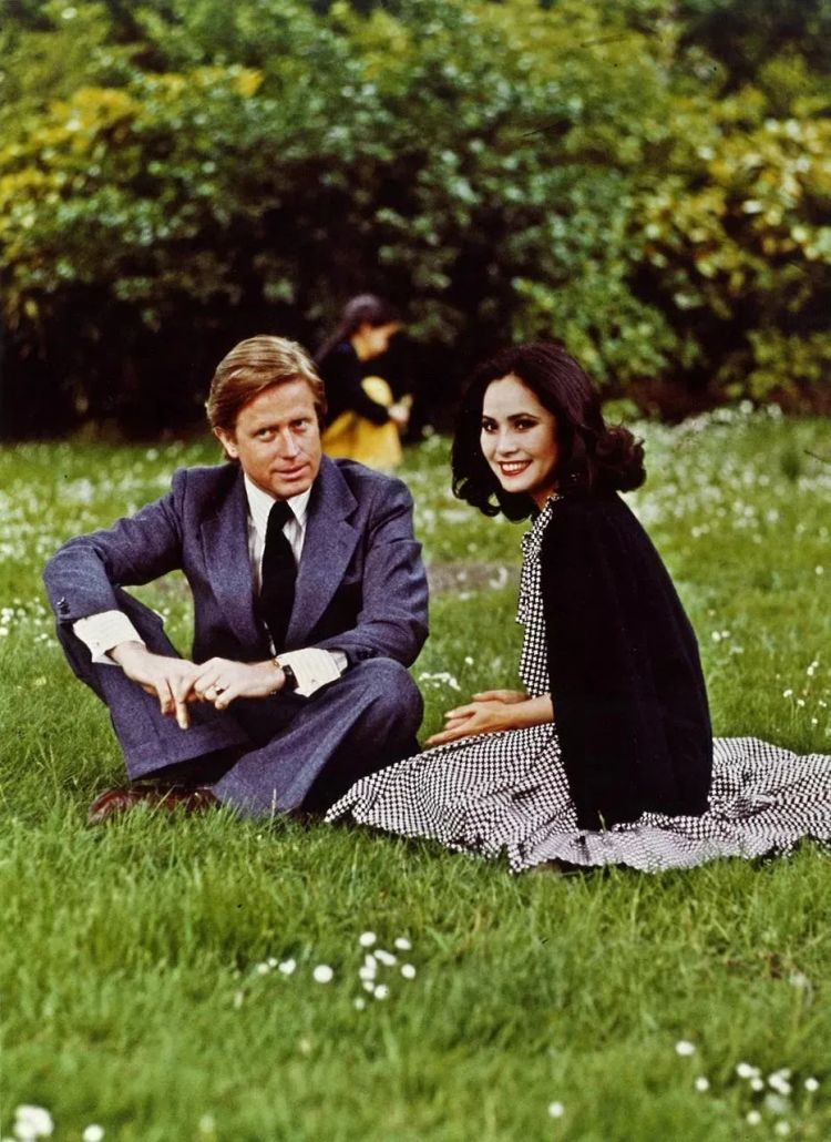 张哲瀚合影的日本老妇，从陪酒女做到总统夫人，黑历史说都说不完…