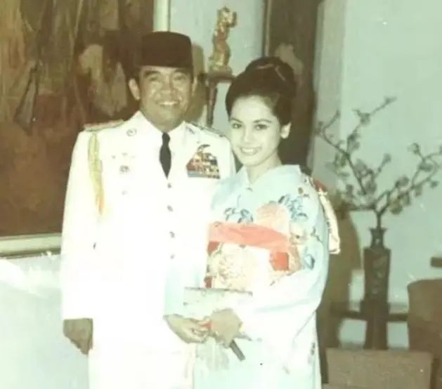 张哲瀚合影的日本老妇，从陪酒女做到总统夫人，黑历史说都说不完…