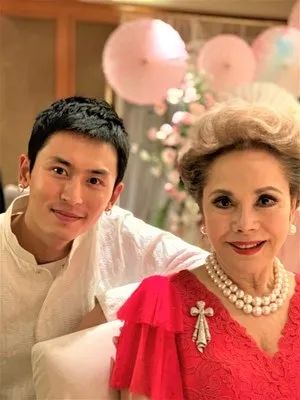 张哲瀚合影的日本老妇，从陪酒女做到总统夫人，黑历史说都说不完…