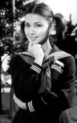 张哲瀚合影的日本老妇，从陪酒女做到总统夫人，黑历史说都说不完…