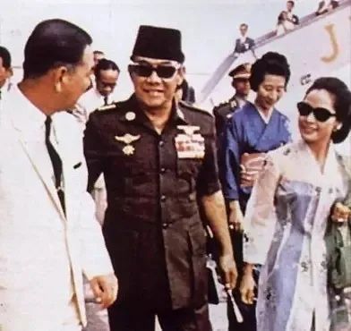 张哲瀚合影的日本老妇，从陪酒女做到总统夫人，黑历史说都说不完…