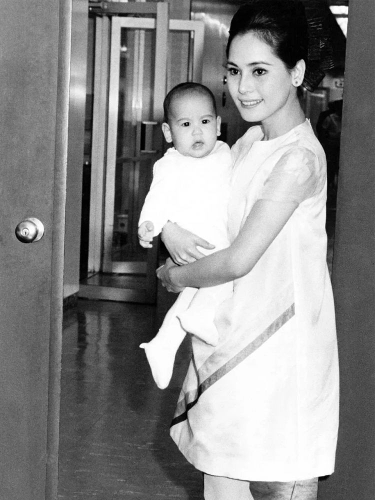 张哲瀚合影的日本老妇，从陪酒女做到总统夫人，黑历史说都说不完…