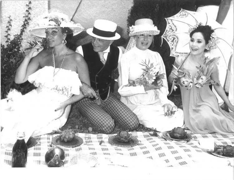 张哲瀚合影的日本老妇，从陪酒女做到总统夫人，黑历史说都说不完…