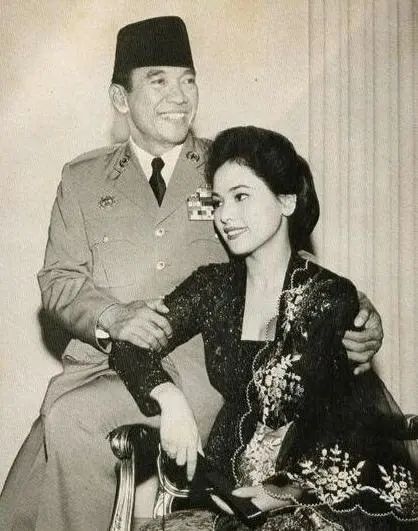 张哲瀚合影的日本老妇，从陪酒女做到总统夫人，黑历史说都说不完…