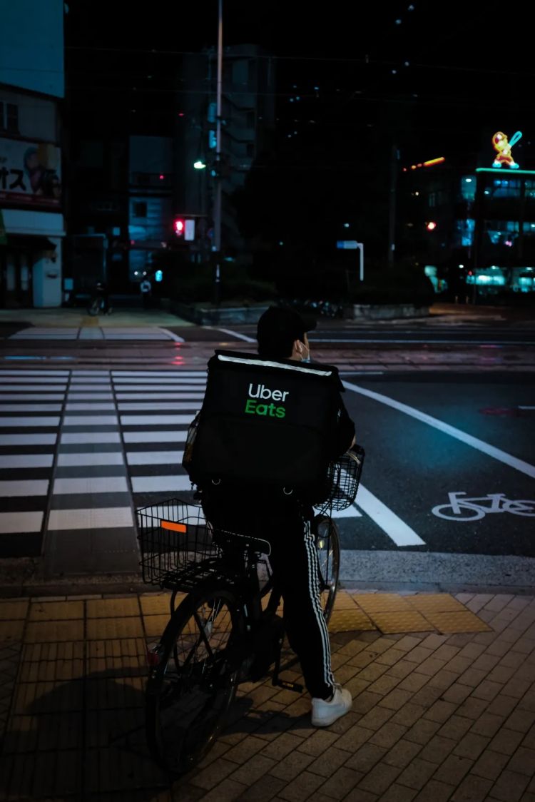 我在东京骑单车送外卖：时薪100，像活在日剧里