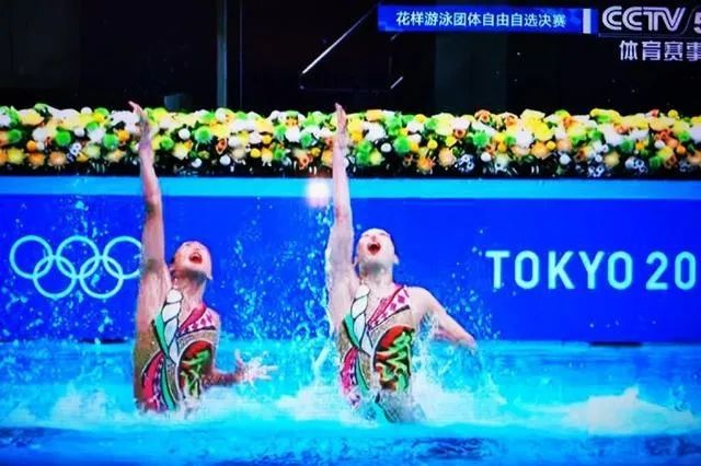 日本运动员的泳衣上为什么要写一个“祭”字？