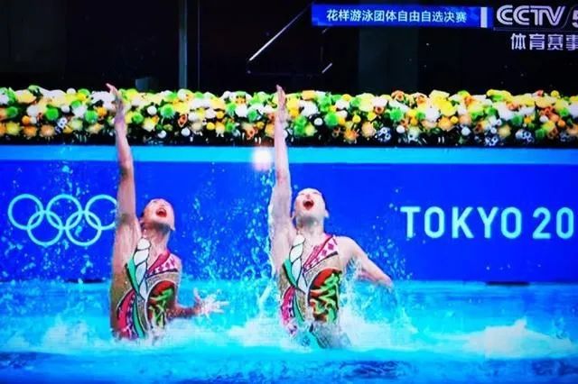 日本运动员的泳衣上为什么要写一个“祭”字？