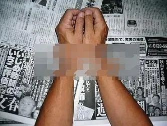 日本警方给嫌犯打的马赛克，感觉打在了不该打的地方