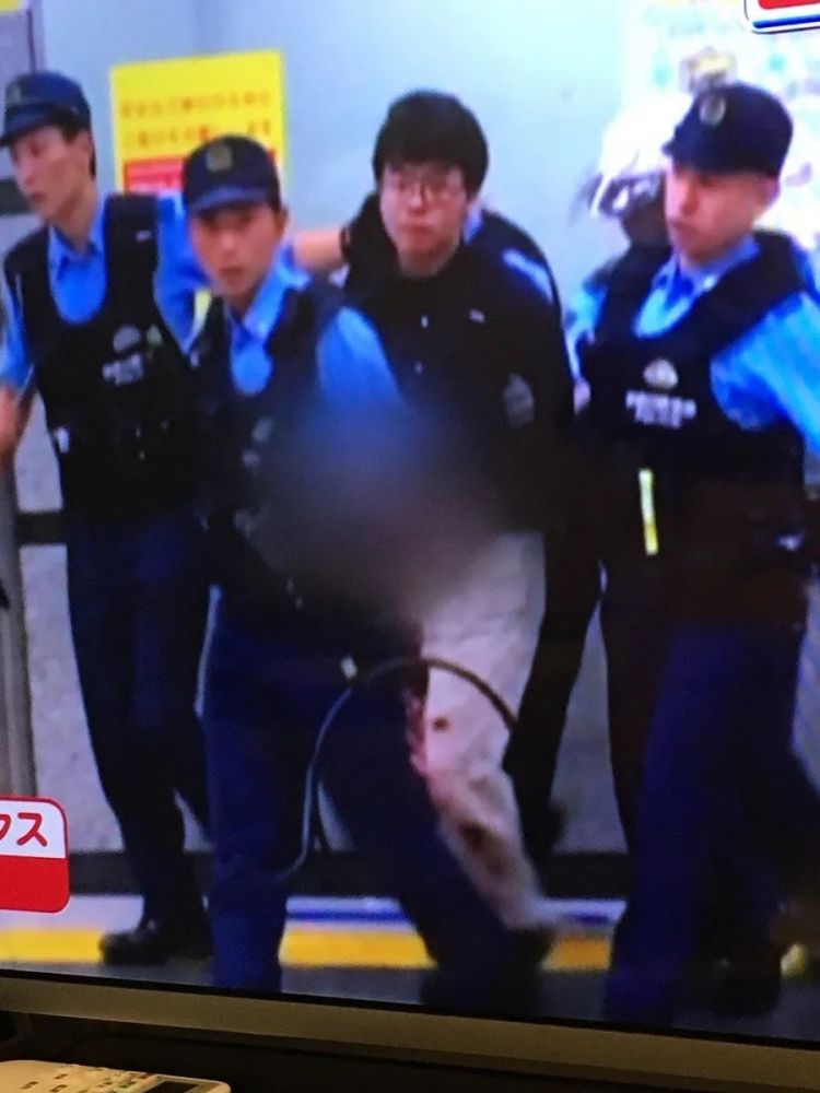 日本警方给嫌犯打的马赛克，感觉打在了不该打的地方