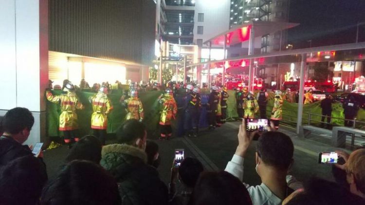 东京京王线电车一男子扮“小丑”持刀纵火伤人,已致17人受伤 东京京王线电车一男子扮“小丑”持刀纵火伤人,已致17人受伤