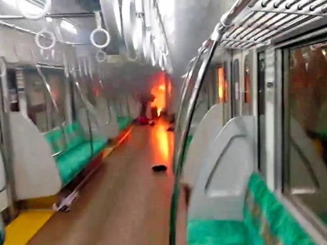 东京京王线电车一男子扮“小丑”持刀纵火伤人,已致17人受伤 东京京王线电车一男子扮“小丑”持刀纵火伤人,已致17人受伤