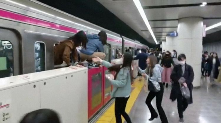 东京京王线电车一男子扮“小丑”持刀纵火伤人,已致17人受伤 东京京王线电车一男子扮“小丑”持刀纵火伤人,已致17人受伤