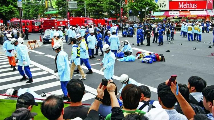 日本地铁的杀人小丑被抓了，但事情还没完