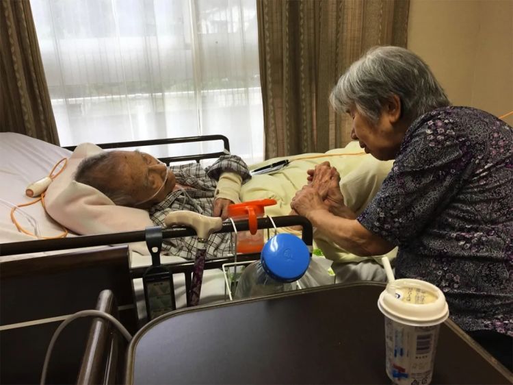日本百岁老人接近9万,很多人将沦为“医疗难民” 日本百岁老人接近9万,很多人将沦为“医疗难民”