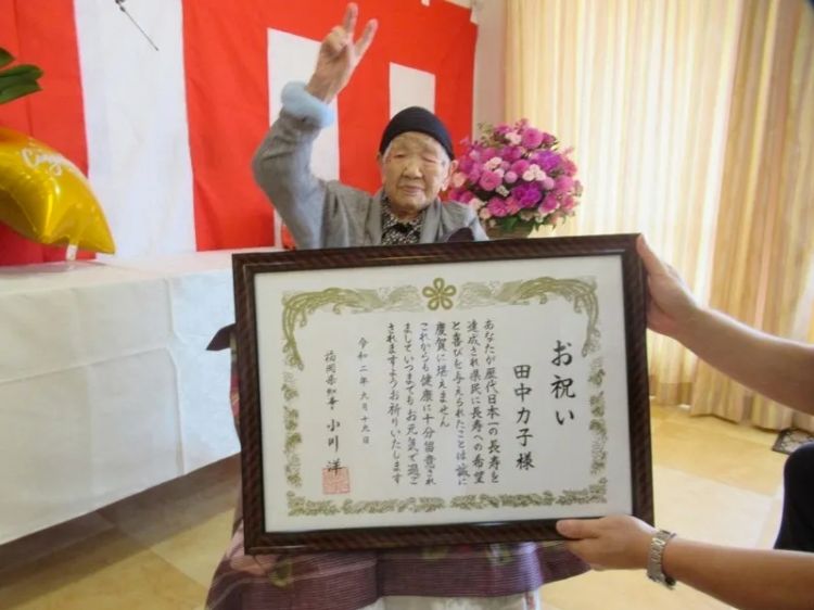 日本百岁老人接近9万,很多人将沦为“医疗难民” 日本百岁老人接近9万,很多人将沦为“医疗难民”