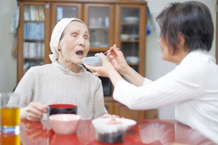 日本百岁老人接近9万,很多人将沦为“医疗难民” 日本百岁老人接近9万,很多人将沦为“医疗难民”