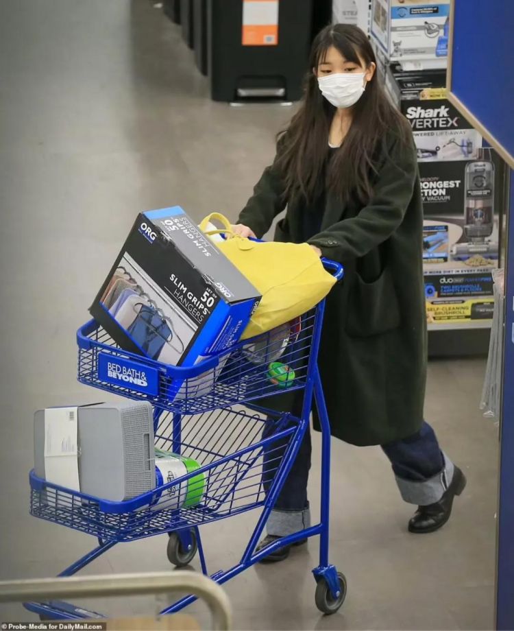 真子公主赴美生活曝光：装扮随性，开心逛街
