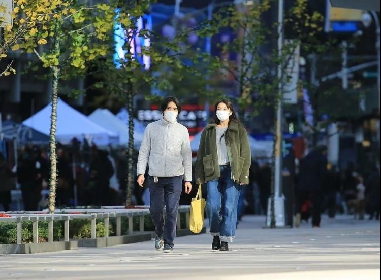 真子公主赴美生活曝光：装扮随性，开心逛街