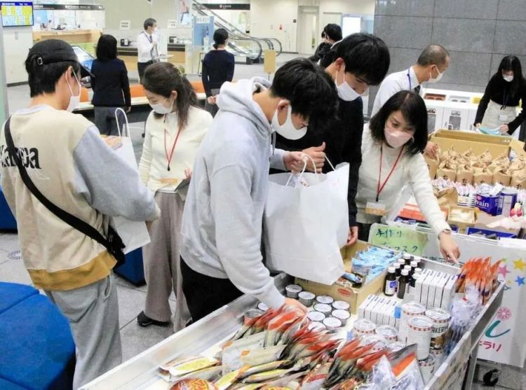 日本穷大学生的一天：喝自来水充饥，不敢申请奖学金