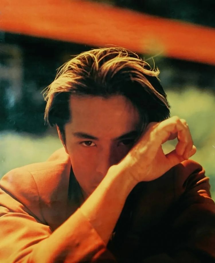 他是日本情歌王子，被称为“原唱杀手”，两次退出歌坛，复出仍是巅峰