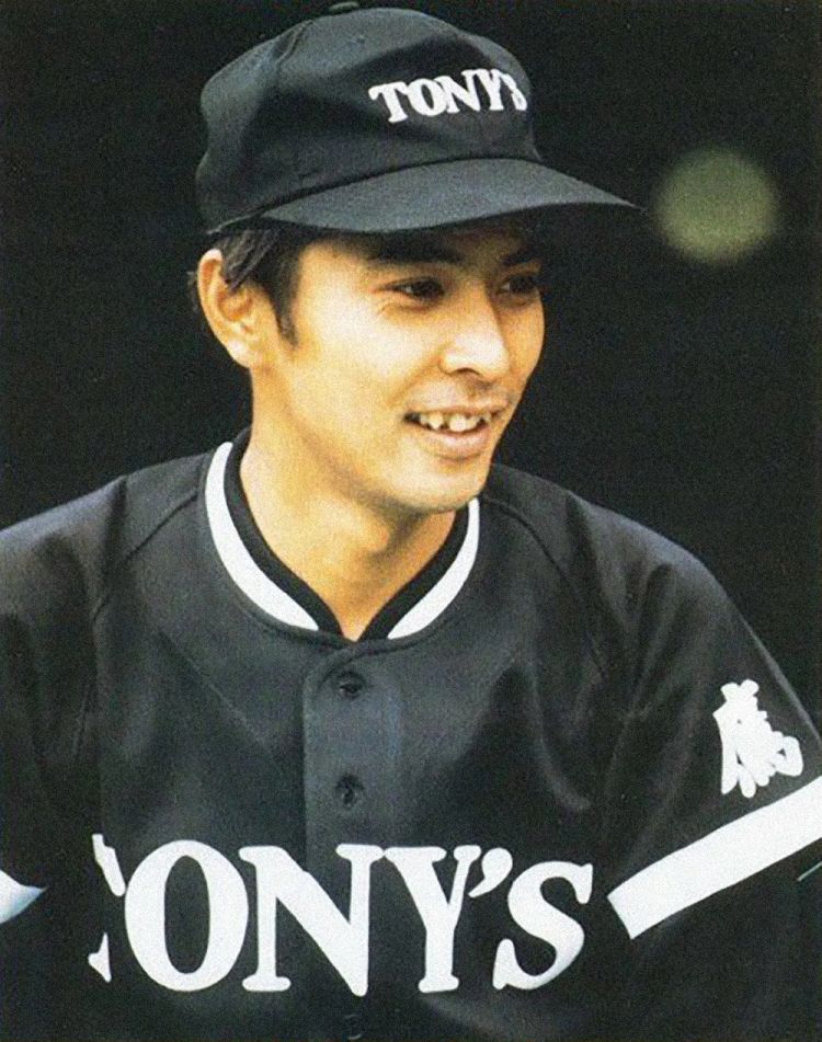 他是日本情歌王子，被称为“原唱杀手”，两次退出歌坛，复出仍是巅峰