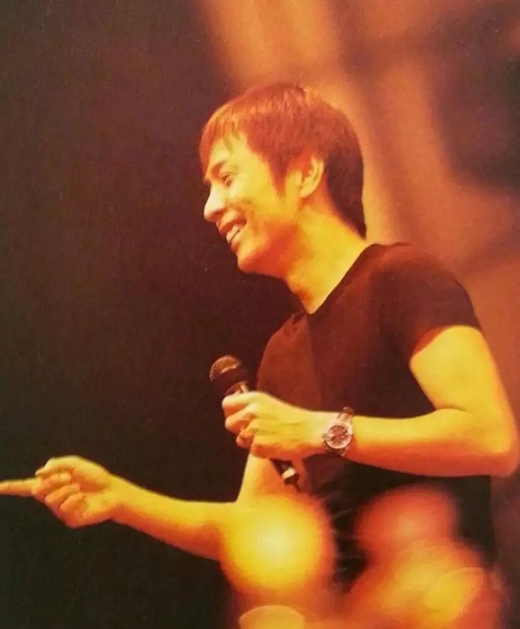 他是日本情歌王子，被称为“原唱杀手”，两次退出歌坛，复出仍是巅峰