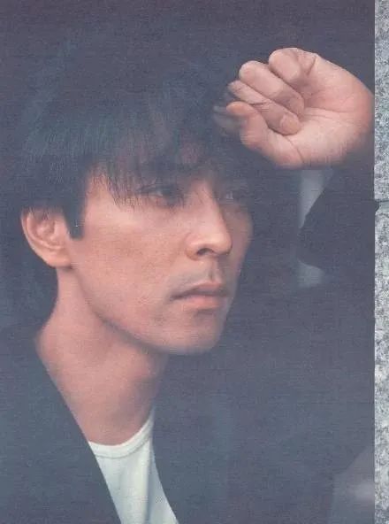他是日本情歌王子，被称为“原唱杀手”，两次退出歌坛，复出仍是巅峰