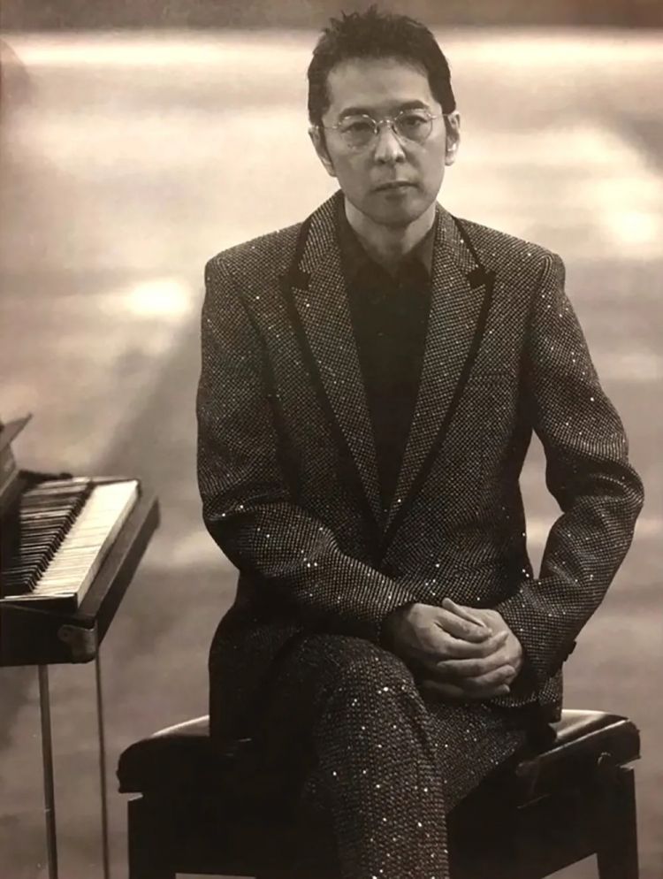 他是日本情歌王子，被称为“原唱杀手”，两次退出歌坛，复出仍是巅峰