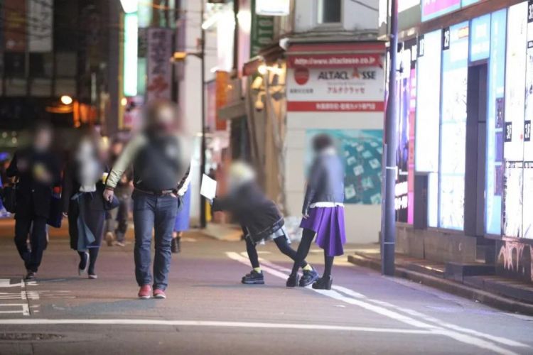 在秋叶原被可爱妹子主动搭讪,请立刻转身就跑 在秋叶原被可爱妹子主动搭讪,请立刻转身就跑