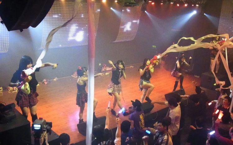 日本人气童星转型失败，落魄沦为成人女优，揭残酷黑幕…