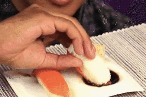 日本妹子用546粒米拼了个寿司，做到一半就生无可恋了…