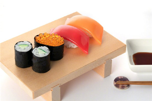 日本妹子用546粒米拼了个寿司，做到一半就生无可恋了…