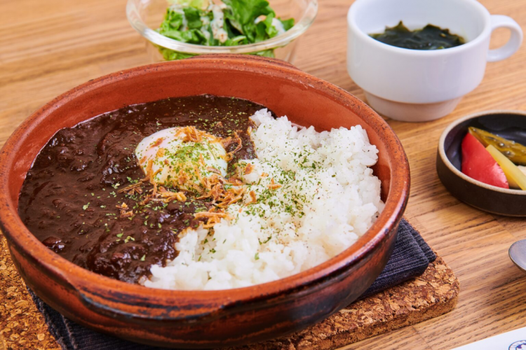 我在日本酒吧打工，学会向艺伎和牛郎倒酒