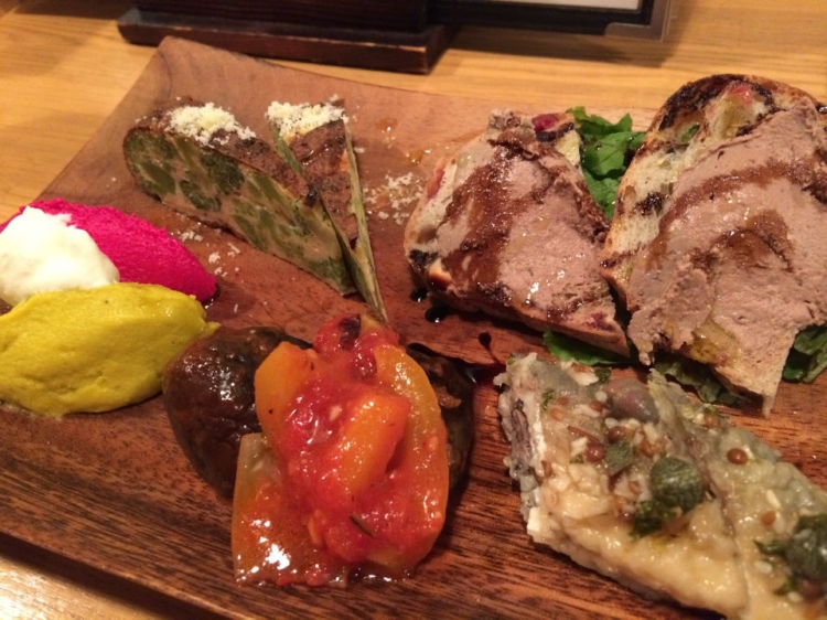 我在日本酒吧打工，学会向艺伎和牛郎倒酒