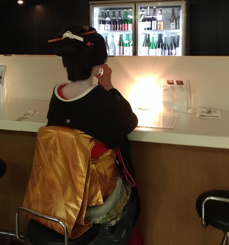 我在日本酒吧打工，学会向艺伎和牛郎倒酒