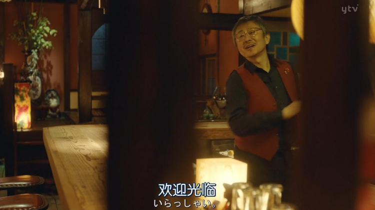 我在日本酒吧打工，学会向艺伎和牛郎倒酒