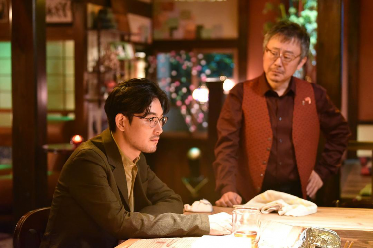 我在日本酒吧打工，学会向艺伎和牛郎倒酒