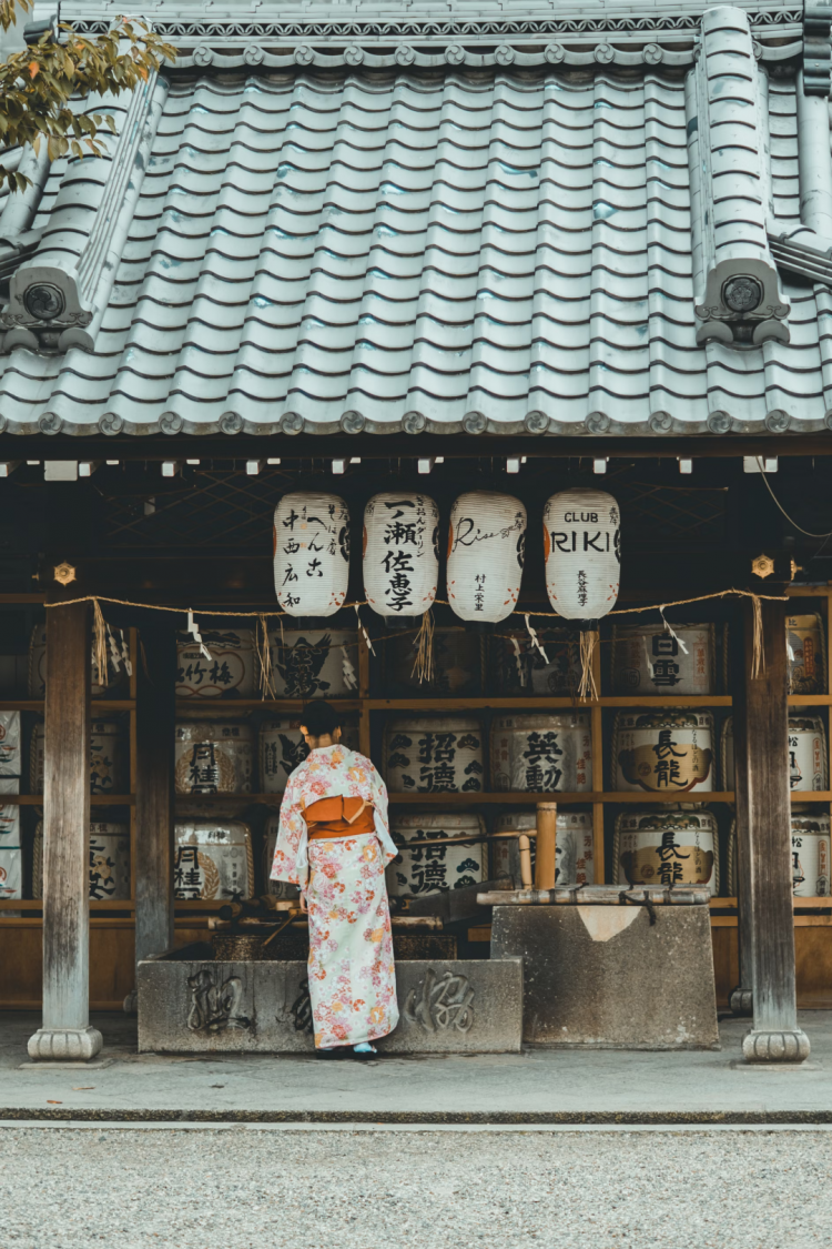 日本神社常见的这些木桶里装了啥，能喝吗？