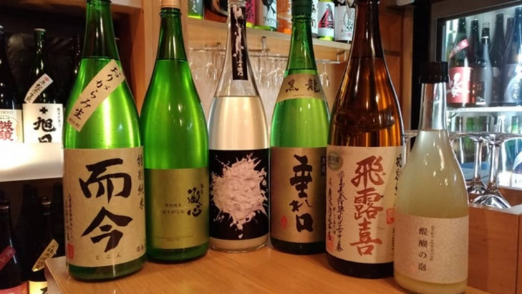 我在日本酒吧打工，学会向艺伎和牛郎倒酒