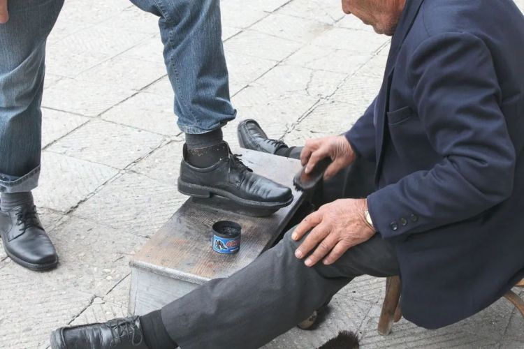 日本街头最后的擦鞋匠人：“鞋子擦得干干净净，内心也变得干干净净。”