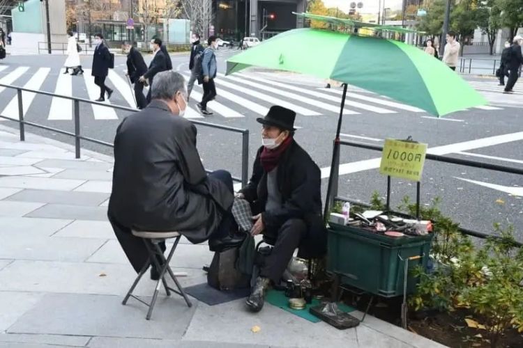 日本街头最后的擦鞋匠人：“鞋子擦得干干净净，内心也变得干干净净。”