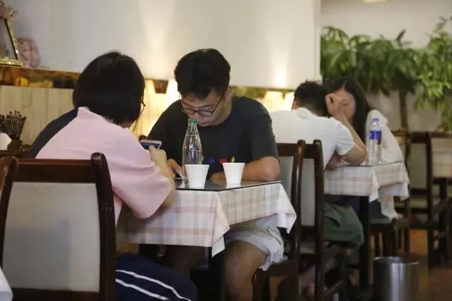 75岁日本老头独居中国，拿3000低薪，却过出了满分人生