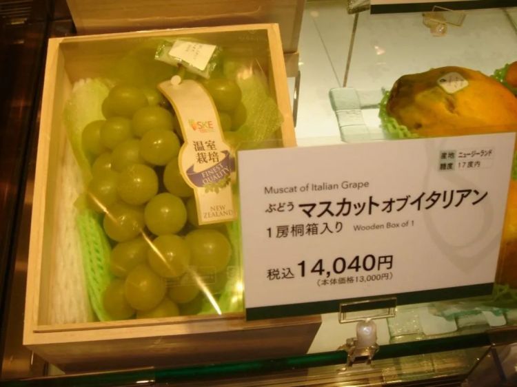 日本最贵水果店，开业180年，把水果卖出LV的价格，顾客居然排起了长队...